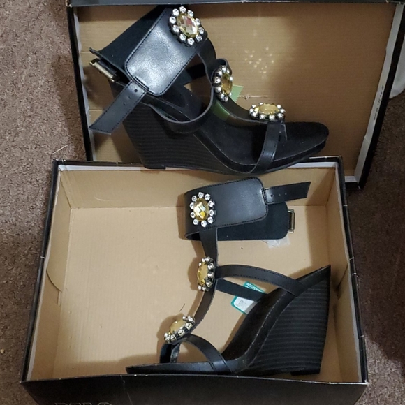 Shoes - Picture 9 of 10